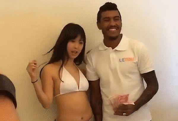 ”马奎尔接着说道：“滕哈赫赛季初无法保证我的比赛时间，但他很高兴我留下为位置而战，最终我留了下来。